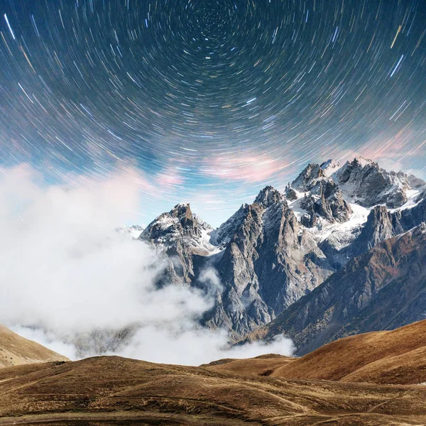 Fantástico Cielo Estrellado Picos Nevados Principal Cresta Caucásica Mountain View — Foto de Stock