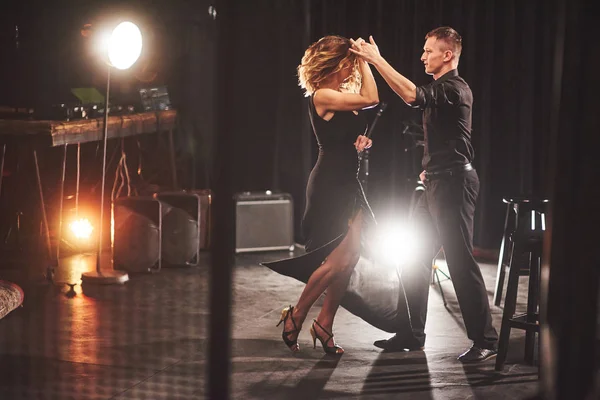 Bailarines Hábiles Actuando Cuarto Oscuro Bajo Luz Concepto Arte Primer —  Fotos de Stock