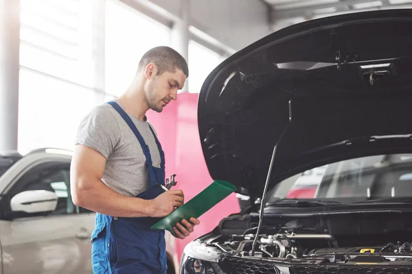 Portrait Mécanicien Travail Dans Son Garage Service Automobile Réparation Entretien — Photo