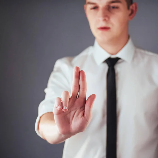 Geschäftsmann Hand Zeigt Auf Leeren Raum Auf Schwarzem Hintergrund Atelier — Stockfoto