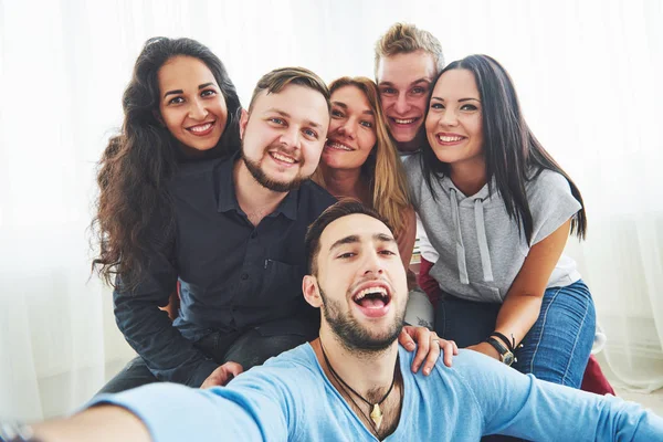 Beste Freunde Beim Selfie Freien Mit Hintergrundbeleuchtung Fröhliches Freundschaftskonzept Mit — Stockfoto