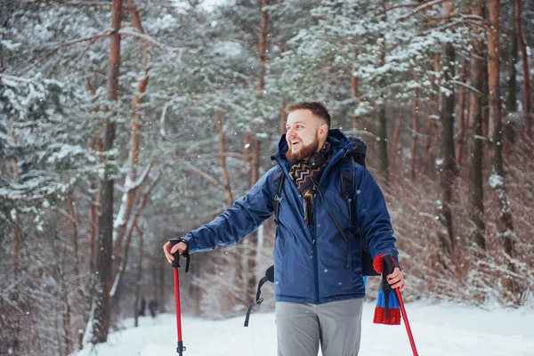 バックパックハイキングを持つ男旅行ライフスタイルアドベンチャーコンセプトアクティブな休暇屋外 針葉樹と白い雪の森と美しい風景 — ストック写真