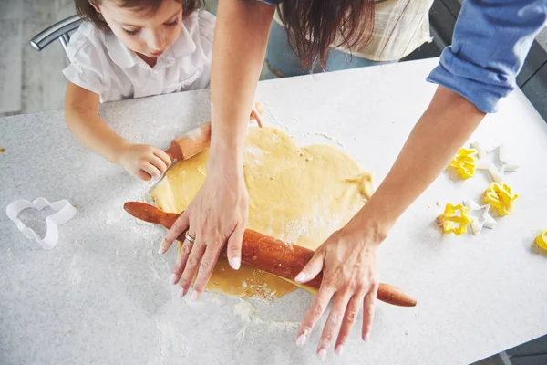 Feliz Familia Preparación Vacaciones Concepto Alimentos Familia Cocinando Galletas Navidad — Foto de Stock