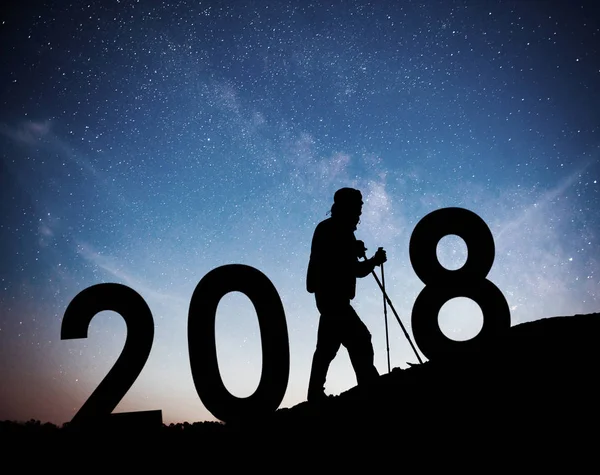 Homem jovem caminhante silhueta para 2018 fundo do ano novo da galáxia Via Láctea em um tom de céu escuro estrela brilhante — Fotografia de Stock