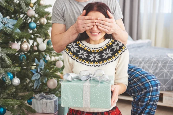 クリスマスを祝う若いカップル ある男が突然妻にプレゼントを差し上げた 家族の幸せと幸福の概念 — ストック写真