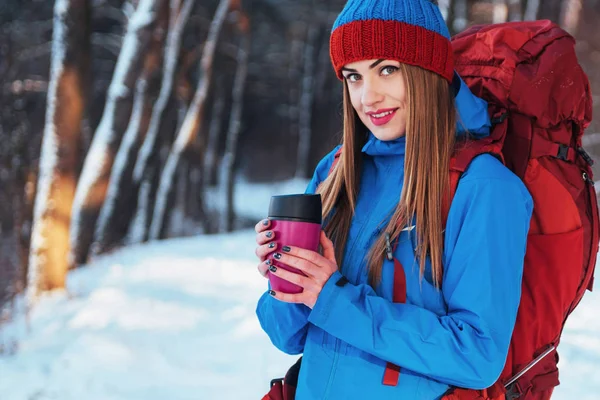 Mulher Viajante Com Mochila Caminhadas Viagem Estilo Vida Conceito Aventura — Fotografia de Stock