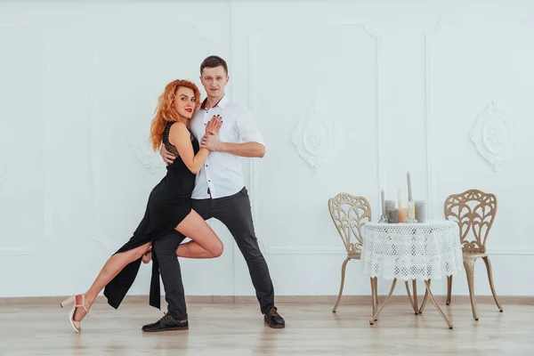 Mulher Bonita Nova Vestido Preto Homem Dança Branca Camisa Isolado — Fotografia de Stock