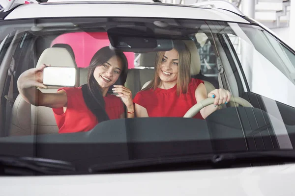 Enjoying Travel Beautiful Young Girl Twins Sitting Front Passenger Seats — Stock Photo, Image