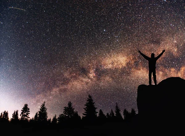Silhouette Fiatal Férfi Háttér Tejút Galaxis Egy Fényes Csillag Sötét — Stock Fotó