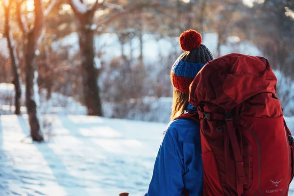 Frau Reisenden Mit Rucksack Wandern Lifestyle Abenteuer Konzept Aktivurlaub Freien — Stockfoto