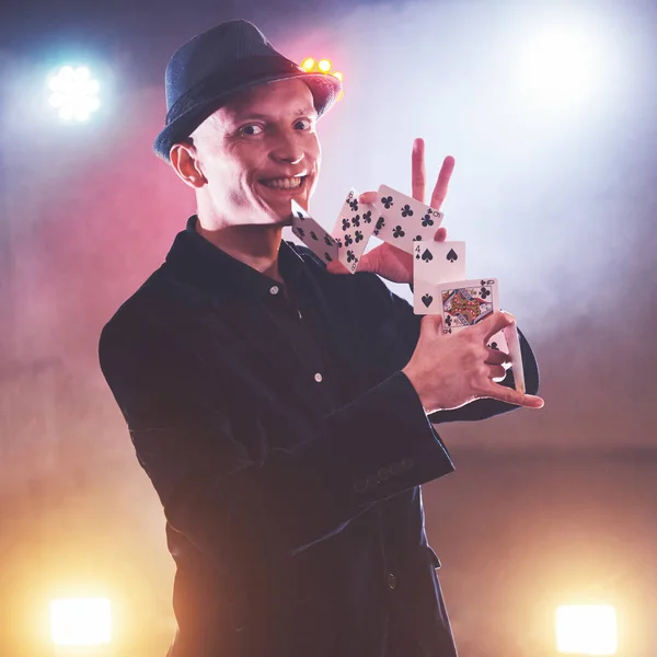 Mágico Mostrando Truque Com Jogar Cartas Magia Destreza Circo Jogo — Fotografia de Stock