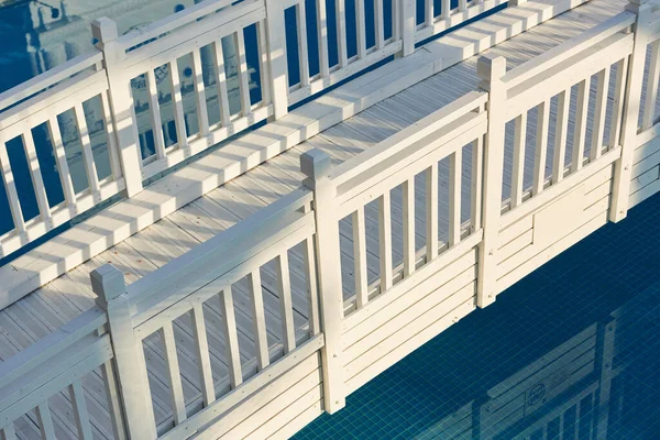 Bellissimo Ponte Legno Bianco Attraverso Acqua Sole — Foto Stock