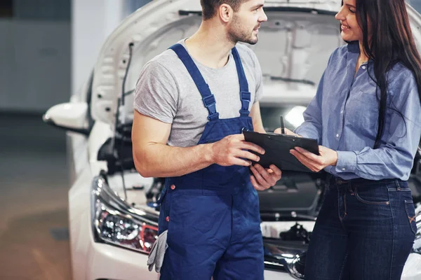 Ein Mechaniker Und Eine Kundin Diskutieren Reparaturen Ihrem Fahrzeug — Stockfoto
