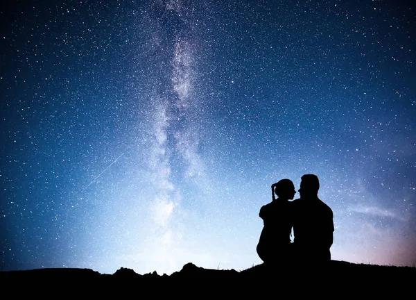 Tejút Emberek Sziluettjével Tájkép Éjszakai Csillagos Égbolttal Álló Férfi Hegyen — Stock Fotó