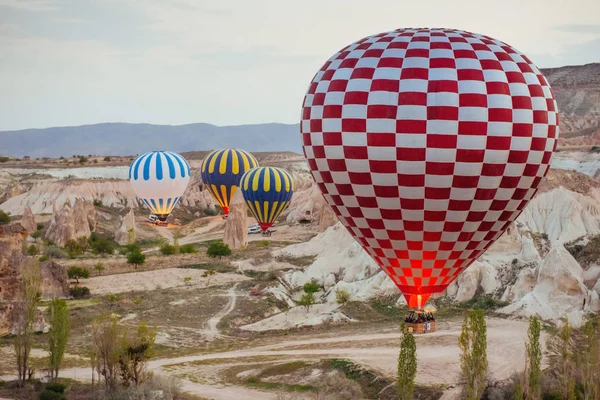 Hot Air Balloon Flying Rock Landscape Turkey Cappadocia Its Valley — Stock Photo, Image
