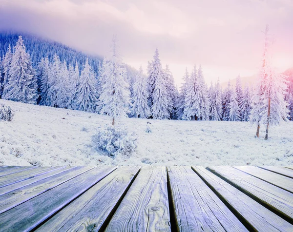 Winterlandschap Armoedige Tafel Bij Zonsondergang Bergen Karpaten Oekraïne — Stockfoto