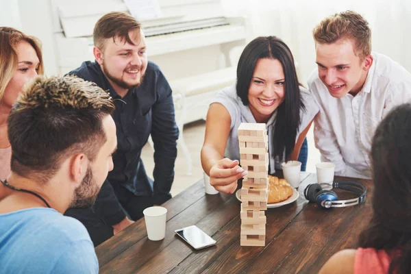 Grupo Amigos Creativos Sentados Mesa Madera Personas Que Divierten Mientras — Foto de Stock