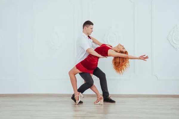 Jovem Mulher Bonita Vestido Vermelho Homem Dançando Isolado Fundo Branco — Fotografia de Stock