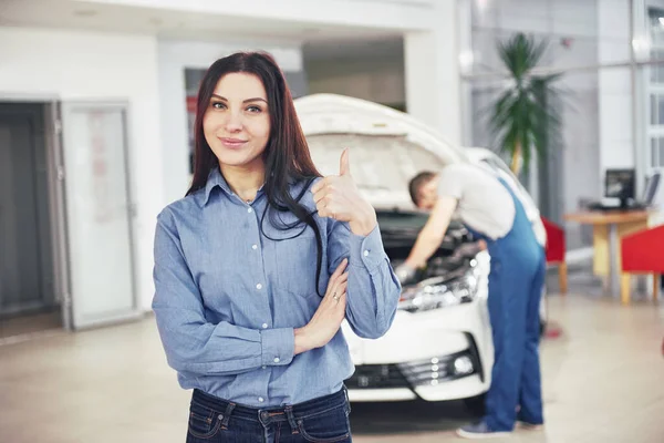 Kvinnan Godkänner Klientens Arbete Mekanikern Arbetar Motorhuven Bilen — Stockfoto