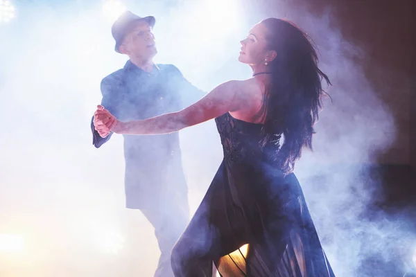 Skillful Dancers Performing Dark Room Concert Light Smoke Sensual Couple — Stock Photo, Image