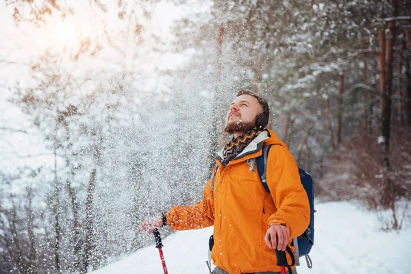 バックパックハイキングを持つ男旅行ライフスタイルアドベンチャーコンセプトアクティブな休暇屋外 針葉樹と白い雪の森と美しい風景 — ストック写真