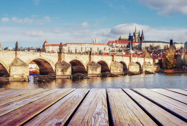 Blick Auf Die Karlsbrücke Die Die Moldau Überquert Und Holzsteg — Stockfoto