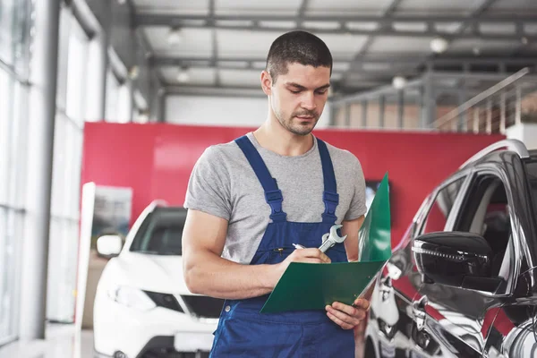 Portrait Mechanic Work His Garage Car Service Repair Maintenance People — Stock Photo, Image