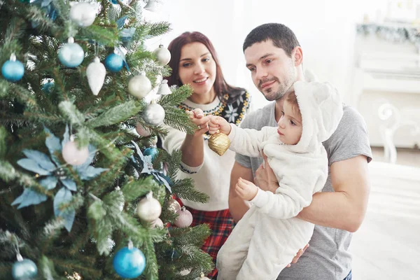 Árvore de Natal feliz família Decoração juntos. Pai, Mãe e Filha. Criança bonito — Fotografia de Stock