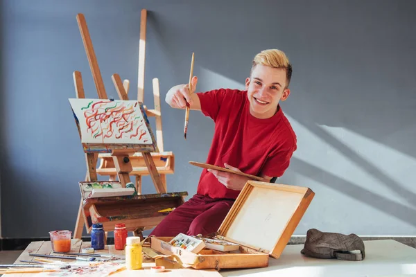 Artista Pintando Cuadro Estudio —  Fotos de Stock