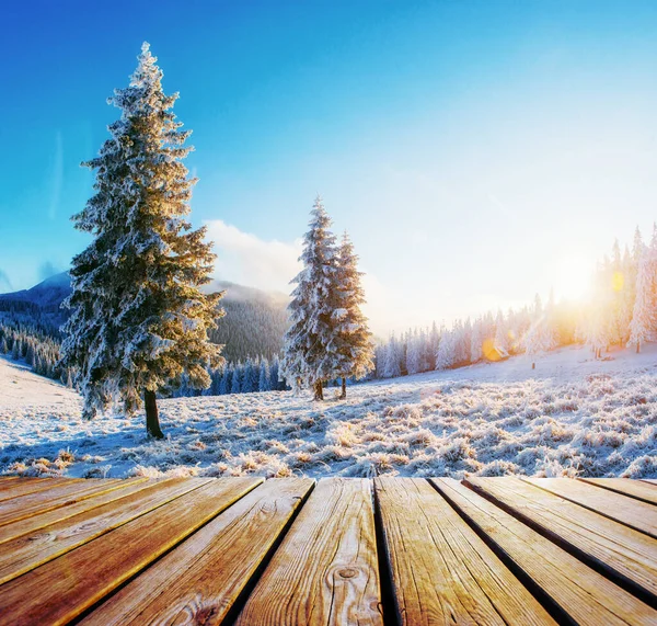 日没の冬の風景とみすぼらしいテーブル ウクライナのカルパティア山脈 — ストック写真