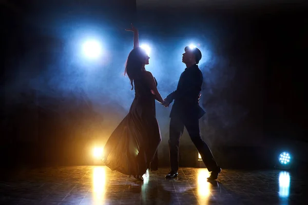 Dançarinos Habilidosos Apresentando Sala Escura Sob Luz Concerto Fumaça Casal — Fotografia de Stock