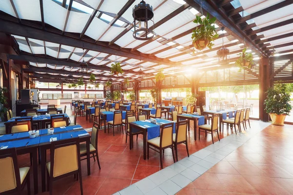 Mesa Restaurante Servido Vazio Esperando Para Visitantes Está Localizado Praia — Fotografia de Stock
