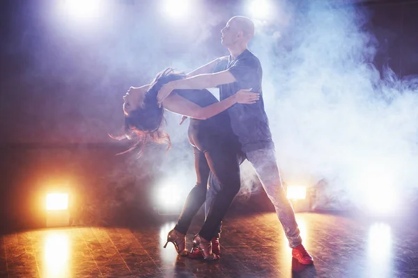 Bailarines Hábiles Actuando Sala Oscura Bajo Luz Del Concierto Humo — Foto de Stock