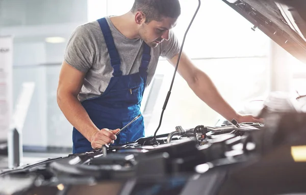Mecânico Automóveis Trabalhar Garagem Serviço Reparação — Fotografia de Stock