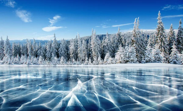 Niebieski Lód Pęknięcia Powierzchni Lodu Zimą Zamarznięte Jezioro Pod Błękitnym — Zdjęcie stockowe