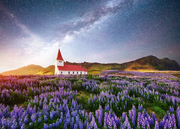 Gyönyörű Kollázs Evangélikus Templom Vik Alatt Fantasztikus Csillagos Izland — Stock Fotó