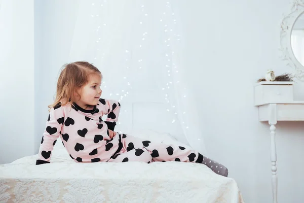 Dziecko Miękkie Ciepłe Piżamy Grać Łóżku — Zdjęcie stockowe