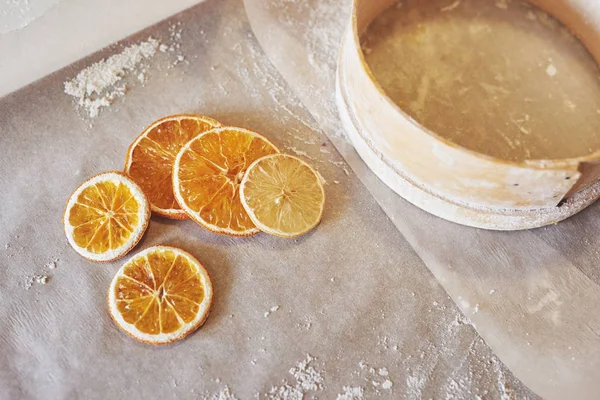 ロッカー ふるい 乾燥オレンジを焼くための料理 — ストック写真