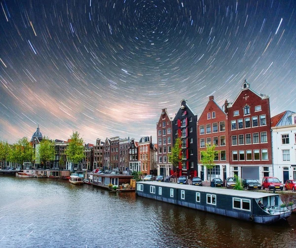 Vacker Natt Amsterdam Natt Belysning Byggnader Och Båtar Nära Vattnet — Stockfoto