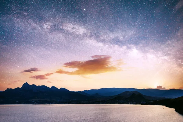 Denizin Üzerindeki Muhteşem Manzara Yıldızlar Nebula Galaksiyle Dolu Canlı Bir — Stok fotoğraf