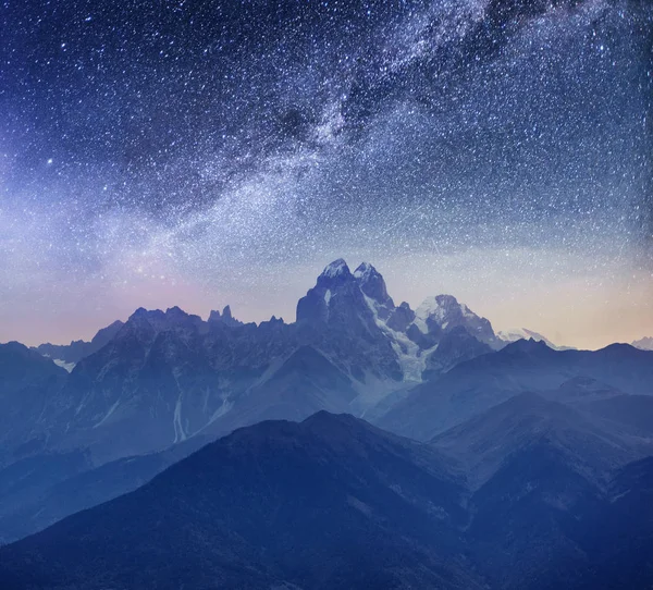 Fantástico Cielo Estrellado Picos Nevados Principal Cresta Caucásica Mountain View — Foto de Stock