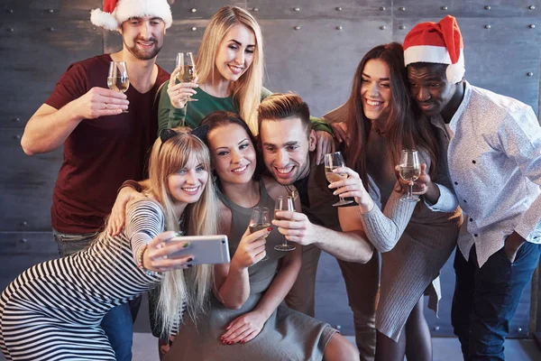 Grupo Jovens Bonitos Fazendo Selfie Festa Ano Novo Melhores Amigos — Fotografia de Stock