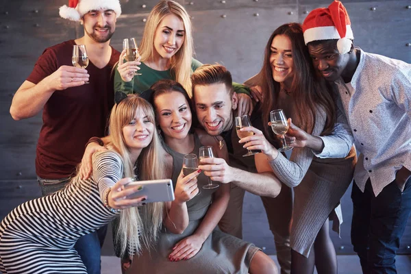 Grupo Jóvenes Hermosos Haciendo Selfie Fiesta Año Nuevo Mejores Amigos — Foto de Stock