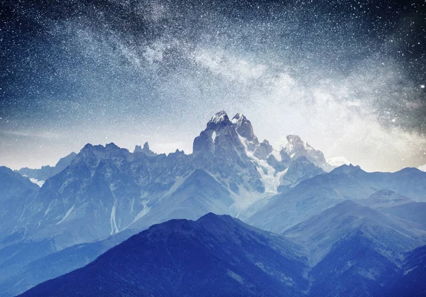 Fantástico Cielo Estrellado Paisaje Otoñal Picos Nevados Principal Cresta Caucásica — Foto de Stock