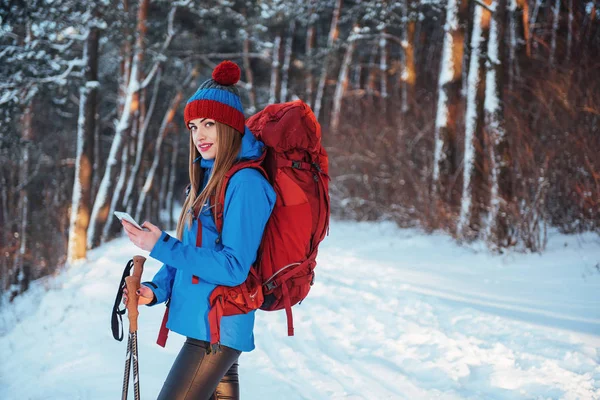 Donna Viaggiatore Con Zaino Escursionismo Viaggi Stile Vita Avventura Concetto — Foto Stock