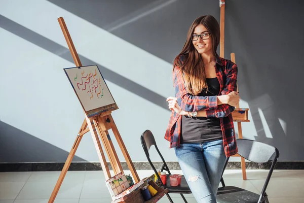 Pretty Pretty Girl Artist Paints Canvas Painting Easel Studio Black — Stock Photo, Image