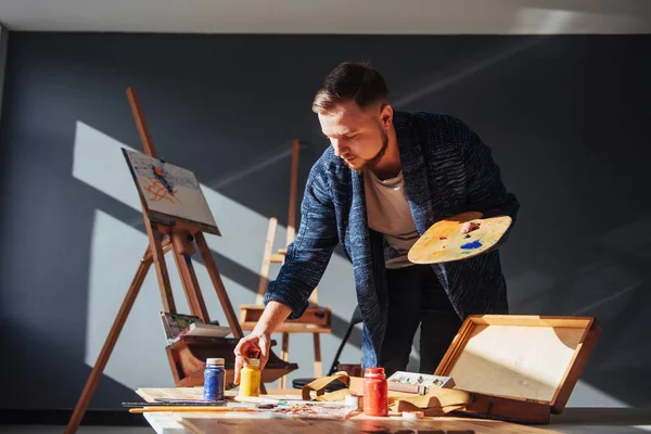 Artista Pintando Quadro Estúdio — Fotografia de Stock