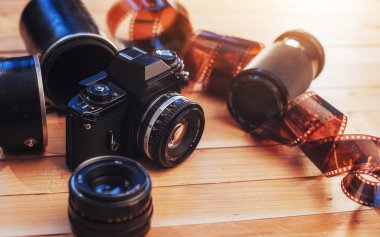 Eski film fotoğraf ve film bir rulo ahşap üzerine.