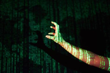 Kafkasyalı bir adam ve sanal gerçeklik VR kulaklığının çifte pozlandırılması muhtemelen bir oyuncu ya da hackerın kodu güvenli bir ağa ya da sunucuya kırmasıdır.