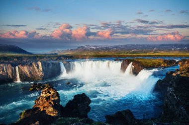 Gün batımında Godafoss şelale. Harika manzara. Güzel cumulus bulutları. İzlanda, Europe